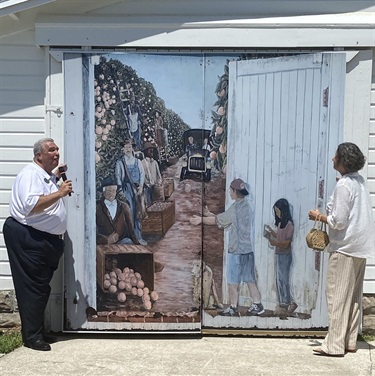 Mayor Michael Holland and local artist Leslie DeNike Wasgatt unveiling Citrus Museum mural