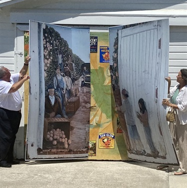Mayor Michael Holland and local artist Leslie DeNike Wasgatt unveiling Citrus Museum mura